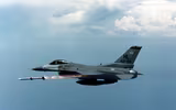 Tên lửa AIM-120 AMRAAM trên tiêm kích F-16 gây nguy cơ lớn cho Không quân Nga