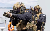 Đặc nhiệm Anh huấn luyện đổ bộ lên giàn khoan dầu khí