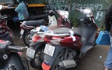 Né CSGT, xe máy quay đầu bỏ chạy giữa làn đường ô tô trên Đại lộ Thăng Long