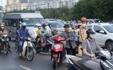 Né CSGT, xe máy quay đầu bỏ chạy giữa làn đường ô tô trên Đại lộ Thăng Long