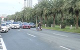 Né CSGT, xe máy quay đầu bỏ chạy giữa làn đường ô tô trên Đại lộ Thăng Long