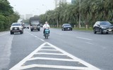 Né CSGT, xe máy quay đầu bỏ chạy giữa làn đường ô tô trên Đại lộ Thăng Long