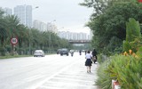 Né CSGT, xe máy quay đầu bỏ chạy giữa làn đường ô tô trên Đại lộ Thăng Long