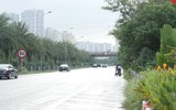 Né CSGT, xe máy quay đầu bỏ chạy giữa làn đường ô tô trên Đại lộ Thăng Long
