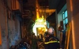 Hình ảnh lực lượng chức năng xuyên đêm chữa cháy, cứu người trong vụ hỏa hoạn ở đường Trung Kính 