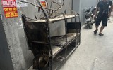 Hình ảnh lực lượng chức năng xuyên đêm chữa cháy, cứu người trong vụ hỏa hoạn ở đường Trung Kính 