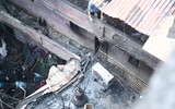 Hình ảnh lực lượng chức năng xuyên đêm chữa cháy, cứu người trong vụ hỏa hoạn ở đường Trung Kính 