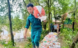 Công an huyện Sóc Sơn xuống đồng, cứu vớt hoa màu giúp nhân dân