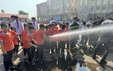 Gần 1.000 học sinh ở Đan Phượng hào hứng trải nghiệm phòng cháy chữa cháy và cứu nạn cứu hộ