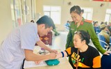 Công an quận Ba Đình hướng dẫn người dân lấy mẫu máu định danh ADN