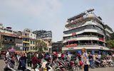 Nhiều người check - in tại trước toà nhà 