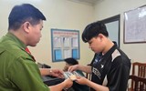 Công an xã Tây Phương tiếp dân giải quyết thủ tục hành chính cả buổi tối