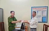 Công an xã Tây Phương tiếp dân giải quyết thủ tục hành chính cả buổi tối