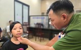 Công an xã Tây Phương tiếp dân giải quyết thủ tục hành chính cả buổi tối