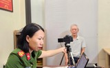 Công an xã Tây Phương tiếp dân giải quyết thủ tục hành chính cả buổi tối