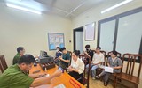 Công an xã Tây Phương tiếp dân giải quyết thủ tục hành chính cả buổi tối