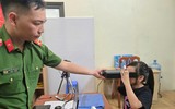Công an xã Tây Phương tiếp dân giải quyết thủ tục hành chính cả buổi tối