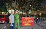 Công an xã Tây Phương tiếp dân giải quyết thủ tục hành chính cả buổi tối