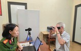 Công an xã Tây Phương tiếp dân giải quyết thủ tục hành chính cả buổi tối