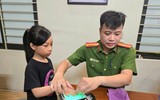 Công an xã Tây Phương tiếp dân giải quyết thủ tục hành chính cả buổi tối