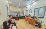 Công an xã Tây Phương tiếp dân giải quyết thủ tục hành chính cả buổi tối