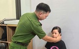 Công an xã Tây Phương tiếp dân giải quyết thủ tục hành chính cả buổi tối