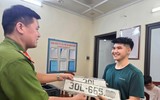 Công an xã Tây Phương tiếp dân giải quyết thủ tục hành chính cả buổi tối