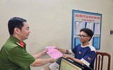 Công an xã Tây Phương tiếp dân giải quyết thủ tục hành chính cả buổi tối