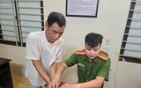 Công an xã Tây Phương tiếp dân giải quyết thủ tục hành chính cả buổi tối