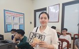 Công an xã Tây Phương tiếp dân giải quyết thủ tục hành chính cả buổi tối