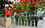 Hình ảnh người chiến sỹ Công an làm nhiệm vụ bảo vệ đêm hợp luyện sự kiện A80