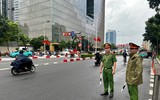 Hình ảnh người chiến sỹ Công an làm nhiệm vụ bảo vệ đêm hợp luyện sự kiện A80