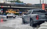 Người dân đi làm trong mưa ngập ở Hà Nội