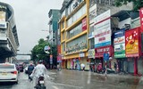 Người dân đi làm trong mưa ngập ở Hà Nội