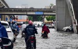 Người dân đi làm trong mưa ngập ở Hà Nội