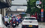 Người dân đi làm trong mưa ngập ở Hà Nội