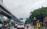 Người dân đi làm trong mưa ngập ở Hà Nội