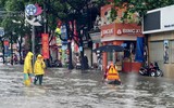 Người dân đi làm trong mưa ngập ở Hà Nội