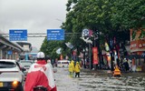 Người dân đi làm trong mưa ngập ở Hà Nội