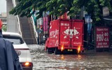 Người dân đi làm trong mưa ngập ở Hà Nội