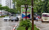 Người dân đi làm trong mưa ngập ở Hà Nội