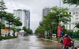 Người dân đi làm trong mưa ngập ở Hà Nội