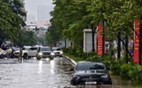 Người dân đi làm trong mưa ngập ở Hà Nội