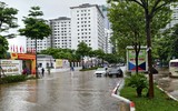 Người dân đi làm trong mưa ngập ở Hà Nội