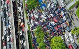 Người dân đi làm trong mưa ngập ở Hà Nội