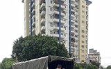 Người dân đi làm trong mưa ngập ở Hà Nội