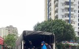 Người dân đi làm trong mưa ngập ở Hà Nội