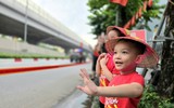 Người dân hân hoan ngắm khí tài hiện đại trong buổi sơ duyệt sự kiện A80