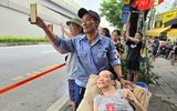 Người dân hân hoan ngắm khí tài hiện đại trong buổi sơ duyệt sự kiện A80