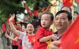 Người dân hân hoan ngắm khí tài hiện đại trong buổi sơ duyệt sự kiện A80